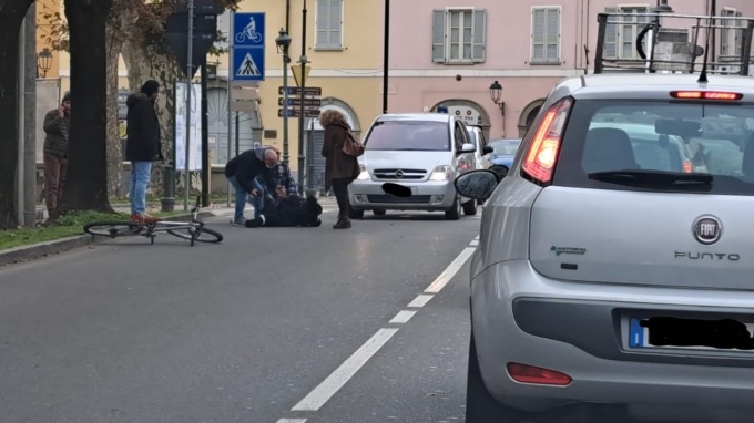 Cade dalla bici, paura a Chiari