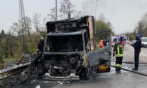 Furgone dell'Esselunga in fiamme sul provinciale, salvo il conducente