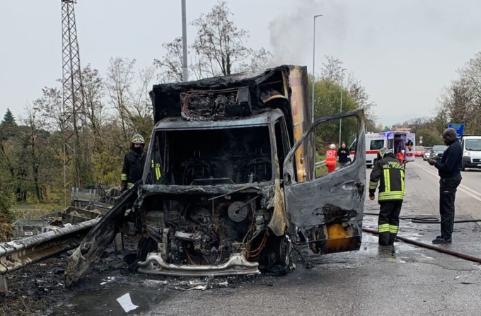 Furgone dell’Esselunga in fiamme sul provinciale, salvo il conducente