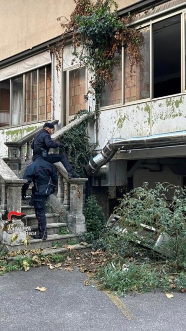 Strutture alberghiere abbandonate: fermati 4 irregolari e sequestrata droga