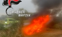Auto in fiamme, un giovane carabiniere salva la donna al suo interno