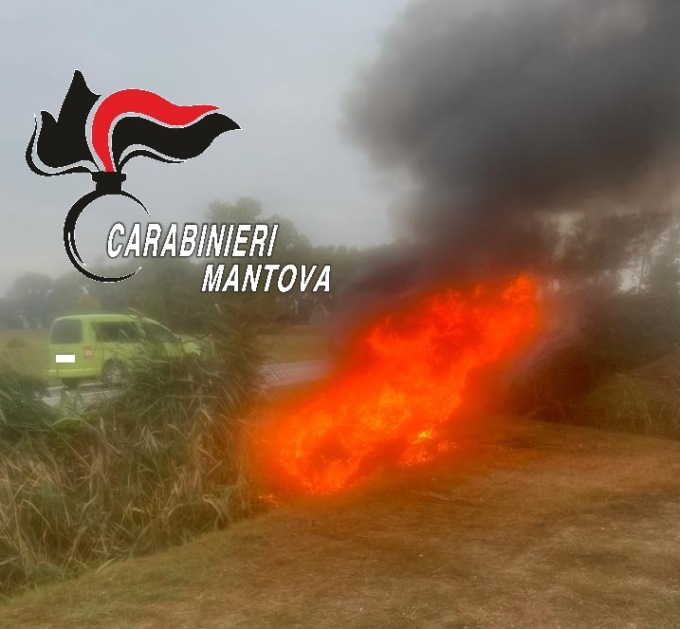 Auto in fiamme, un giovane carabiniere salva la donna al suo interno