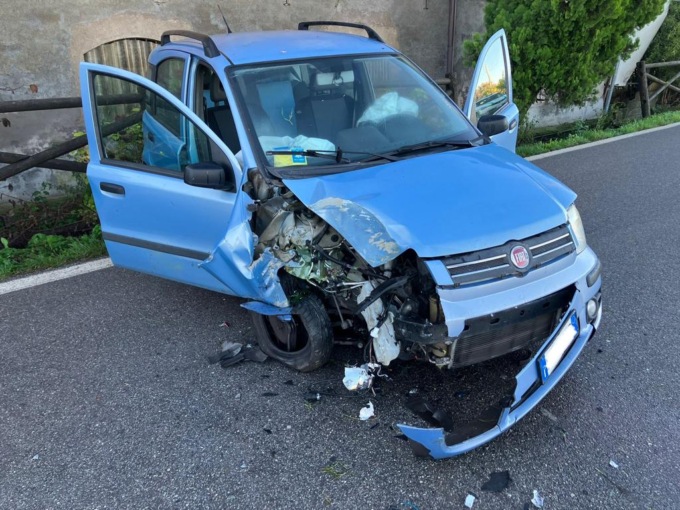 Finisce con l’auto contro un palo, paura a Brescia