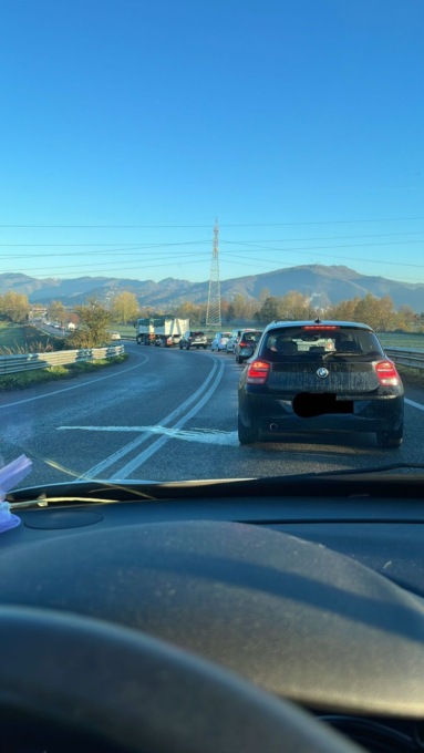 Sinistro tra due auto e un pullman, traffico in tilt