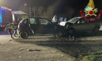 Frontale tra due auto, tre feriti