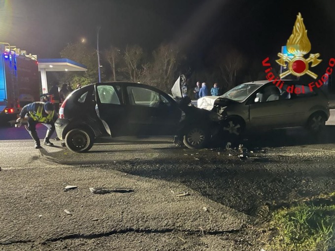 Frontale tra due auto, tre feriti