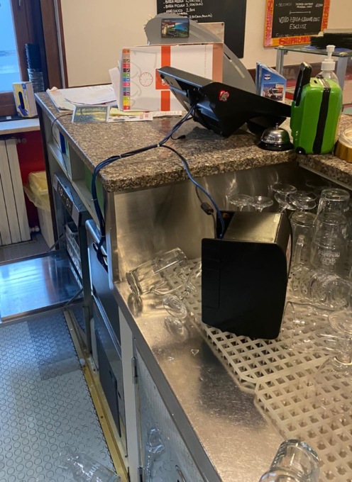 Tentata rapina in una pizzeria, l’allarme fa fuggire il ladro