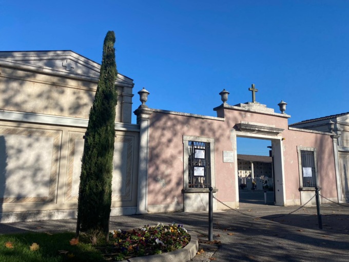 Aprono una bara per rubare soldi e gioielli