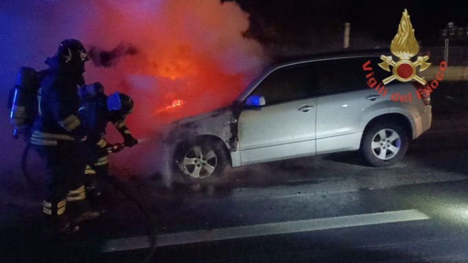 Auto a fuoco a Esine, in azione i pompieri per fermare le fiamme