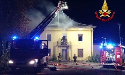 Entrano in una casa per ripararsi, ma prende fuoco: salvati dai pompieri