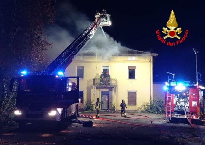 Entrano in una casa per ripararsi, ma prende fuoco: salvati dai pompieri