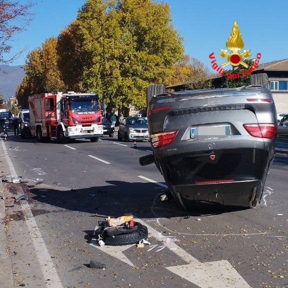 Auto si ribalta, scatta il codice rosso