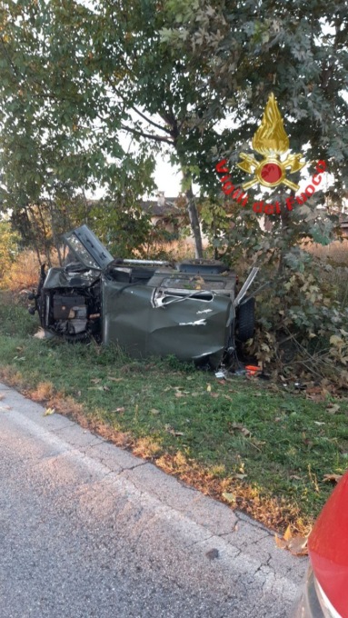 Finisce fuori strada e si ribalta: 52enne in ospedale