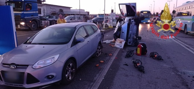 Scontro tra due auto e un pullman, l’intervento dei Vigili del Fuoco