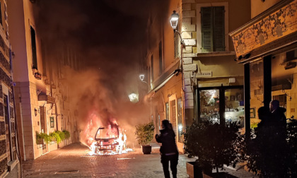 Auto in fiamme, paura nell'Alto Garda