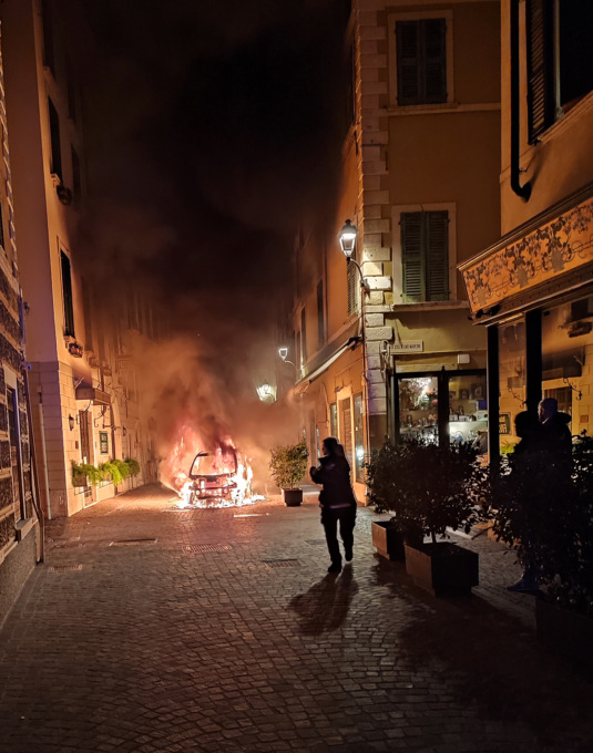 Auto in fiamme, paura nell’Alto Garda
