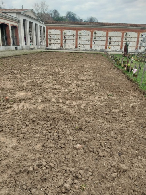 Macabra scoperta al cimitero, riaffiorano ossa umane e dentiere