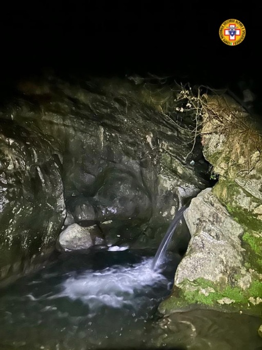 Sbagliano il sentiero e finiscono nel torrente, paura per due ragazzi