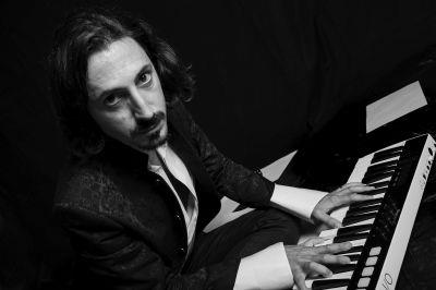 Partecipa come comparsa nello spot della Tim e si trova faccia a faccia con Giuseppe Tornatore