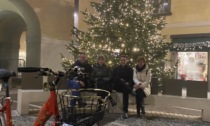 L'albero di Natale... funziona a pedali: in città si sono accese le luci