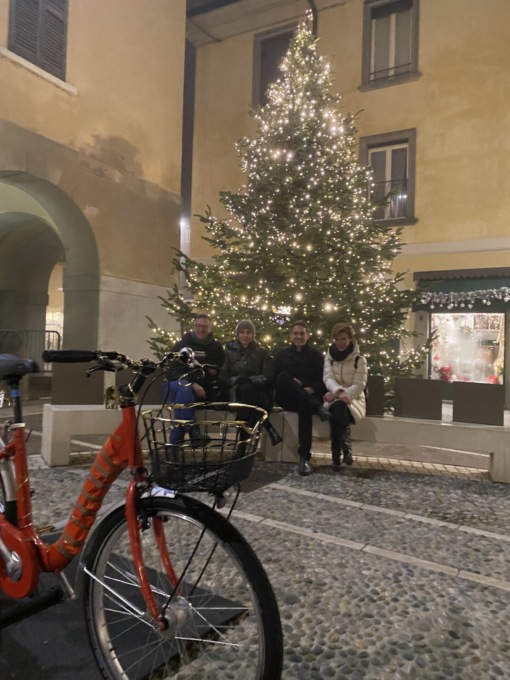 L’albero di Natale… funziona a pedali: in città si sono accese le luci