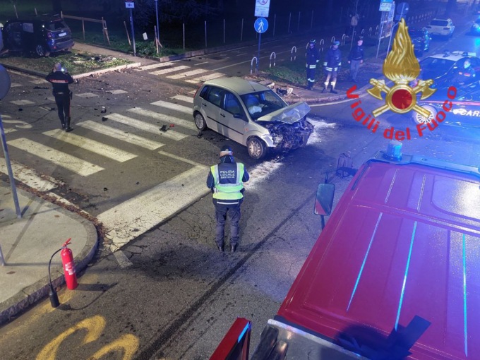 Auto inseguita dai carabinieri non si ferma, poi lo schianto