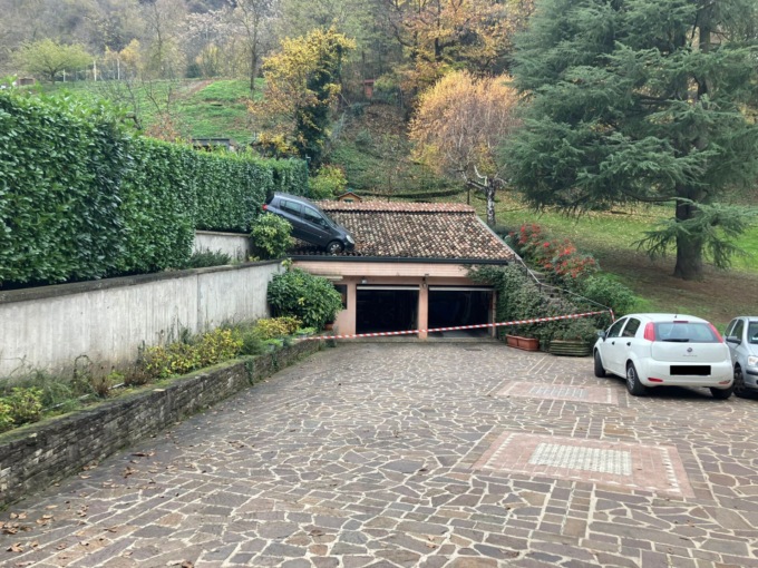 Anziano perde il controllo dell’auto e finisce sopra il tetto di un garage