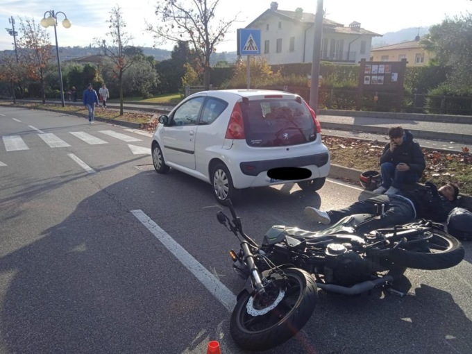 Sinistro a Salò: scontro tra auto e moto, coinvolto un 17enne
