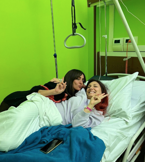 Ambra canta “T’appartengo” con una paziente ricoverata in ospedale