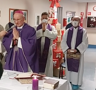 Il Vescovo Pierantonio Tremolada nella sua prima uscita pubblica in reparto a Monza