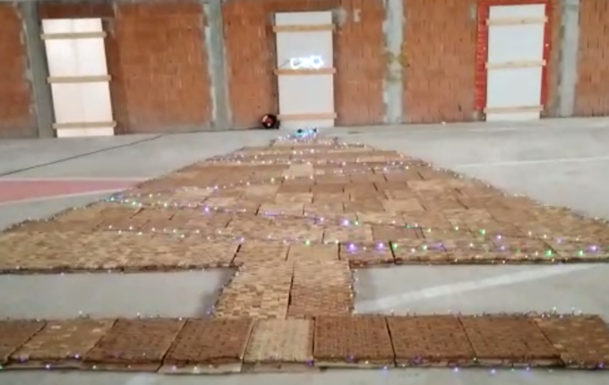 Un albero di Natale con tappi di sughero a Borgo San Giacomo