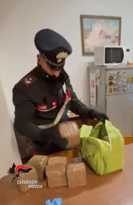 Oltre 14 chilogrammi di hashish per spaccio: due fratelli ai domiciliari