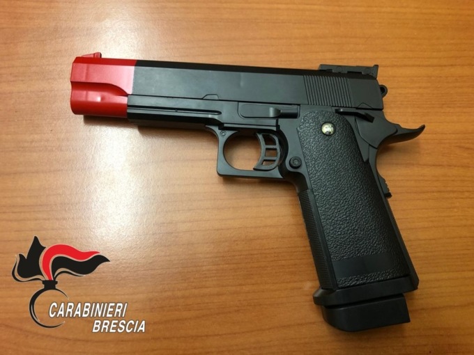 Pretendono i soldi dal negoziante che li fa scappare, ci riprovano in un bar