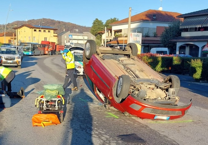 Si ribaltano con l’auto, ferite due sorelle