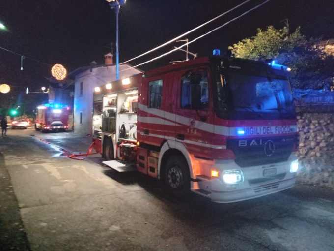 Brucia il tetto di un’abitazione a Spina