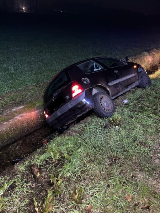 Scontro fra due auto, una finisce nel fosso