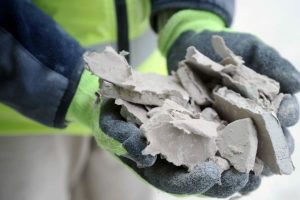 Si staccano dei calcinacci, paura in centro