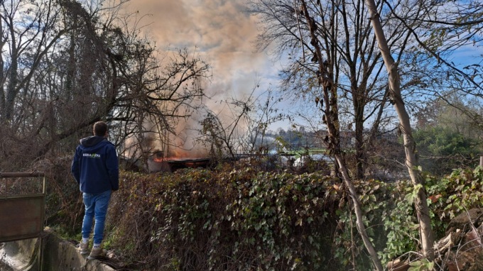 A fuoco un deposito di legname a Chiari