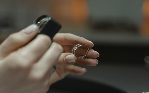 Oro usato, cosa succede davvero quando si entra in un compro oro: dinamiche e criteri di stima