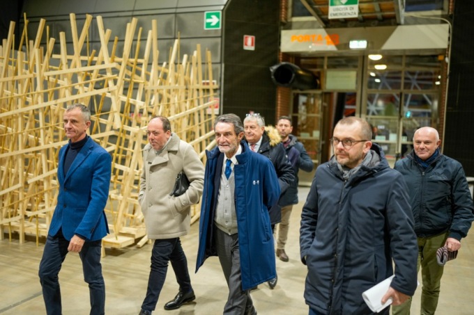 Fontana e Bertolaso accolti da oltre mille operatori sanitari a Brescia