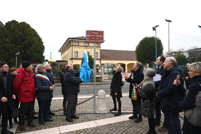 Inaugurata la piazza intitolata a don Franco Bettinsoli