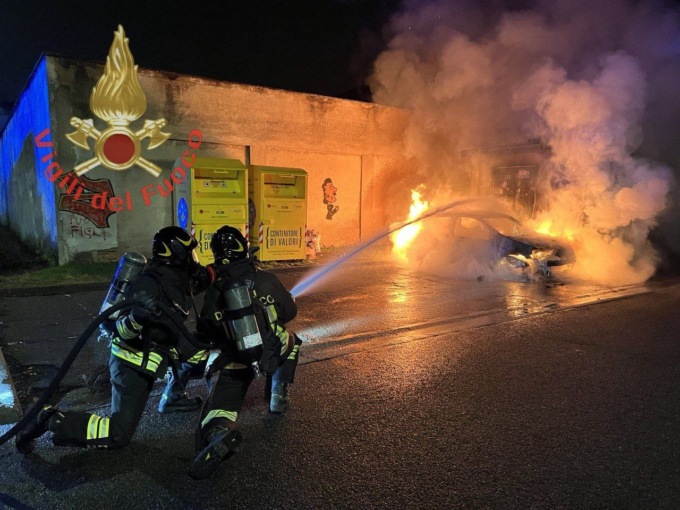 Auto in fiamme nel parcheggio, era rubata