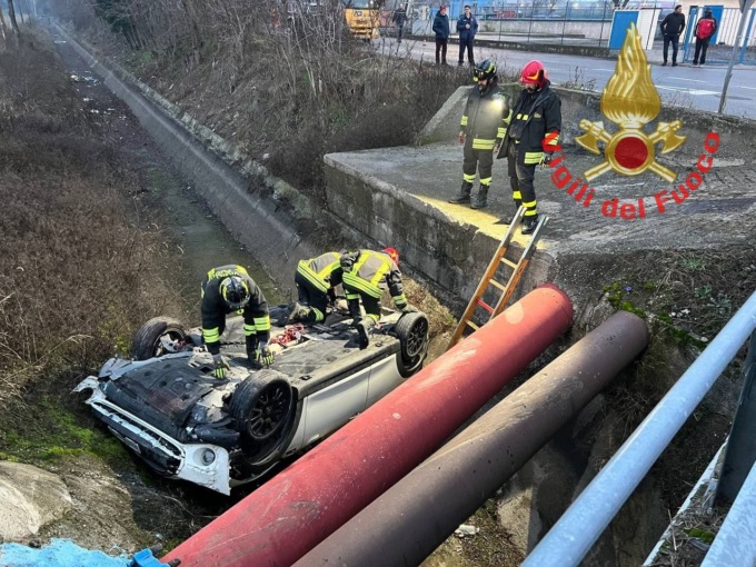 Scontro tra auto e furgone, utilitaria finisce a ruote all’aria