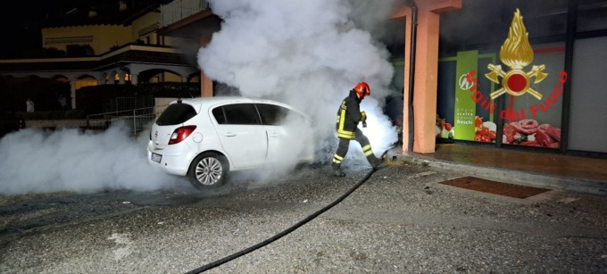 Auto prende fuoco, fumo dalla parte anteriore