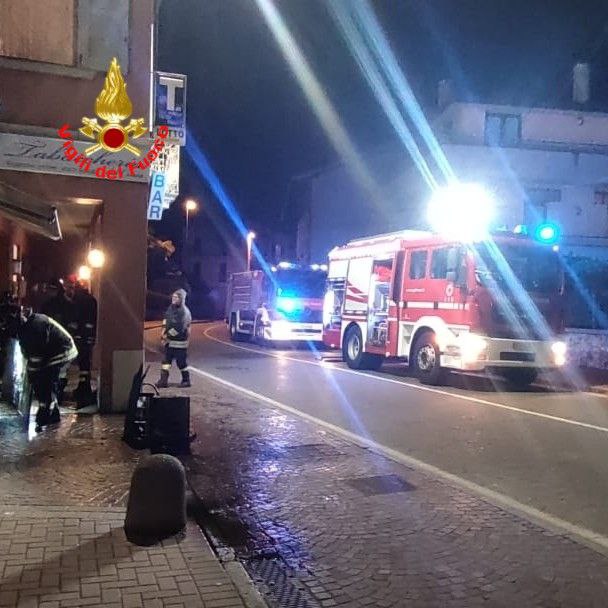 In fiamme un bar, parecchi danni ma nessun ferito
