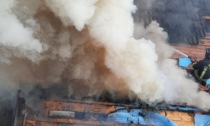 A fuoco il tetto di una mansarda, le immagini dell'intervento