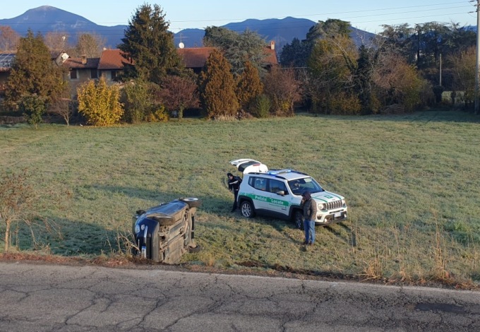 Perde il controllo dell’auto e si ribalta in un campo