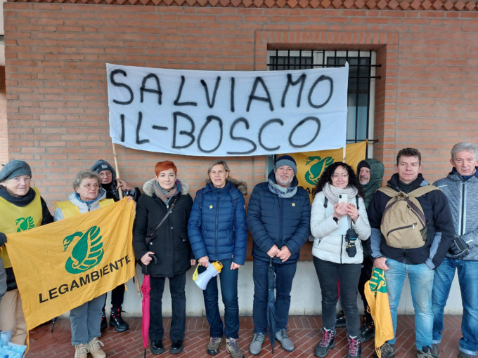 In piazza, davanti al Comune, per “salvare il bosco del Laghetto”