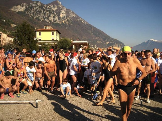 Tuffo nel Garda il primo gennaio, si scaldano i motori