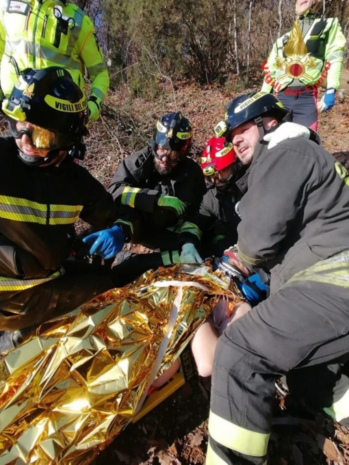 Si infortuna mentre taglia una pianta, arriva l’elisoccorso